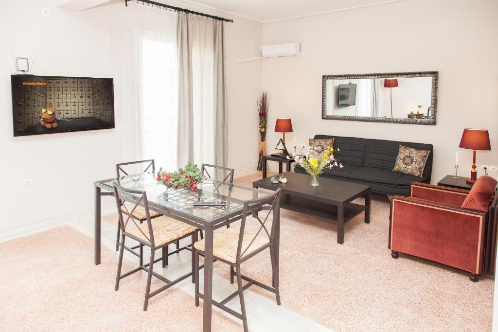 sala de estar con mesa y sofá en Ioannis Apartments en Atenas