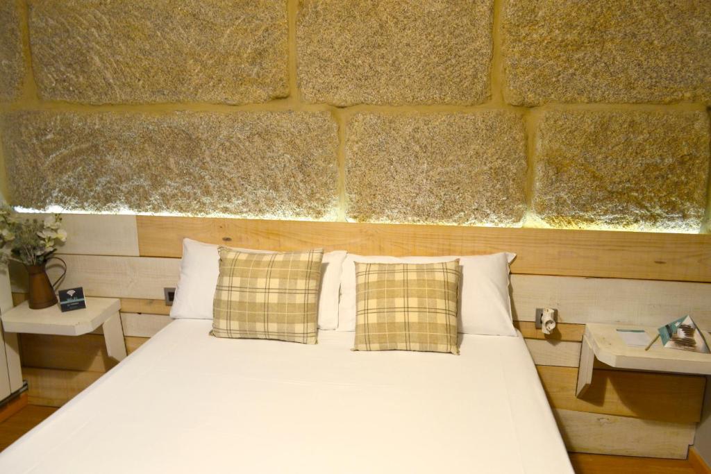 A bed or beds in a room at Hotel Alda Estación Vigo