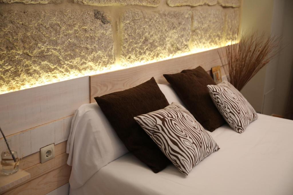 A bed or beds in a room at Hotel Alda Estación Vigo