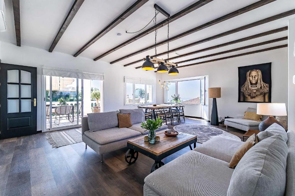 Posezení v ubytování 64-Luxury Villa with Jacuzzi & Pool in Mijas!