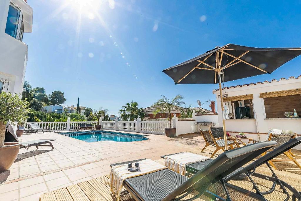 Bazén v ubytování 64-Luxury Villa with Jacuzzi & Pool in Mijas! nebo v jeho okolí