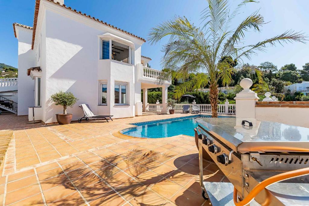 Bazén v ubytování 64-Luxury Villa with Jacuzzi & Pool in Mijas! nebo v jeho okolí