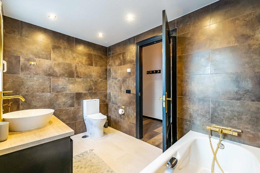 Koupelna v ubytování 64-Luxury Villa with Jacuzzi & Pool in Mijas!
