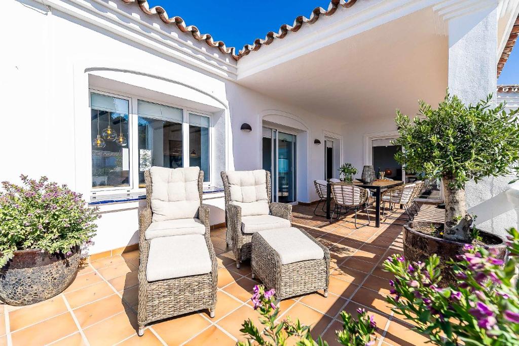 Posezení v ubytování 64-Luxury Villa with Jacuzzi & Pool in Mijas!