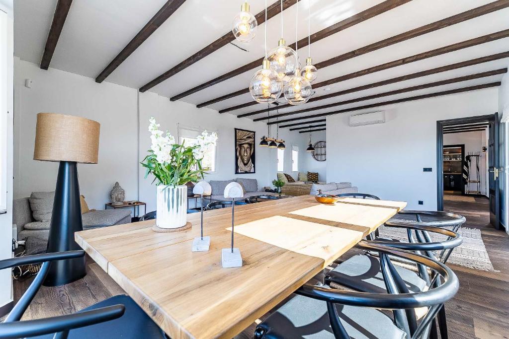 Posezení v ubytování 64-Luxury Villa with Jacuzzi & Pool in Mijas!