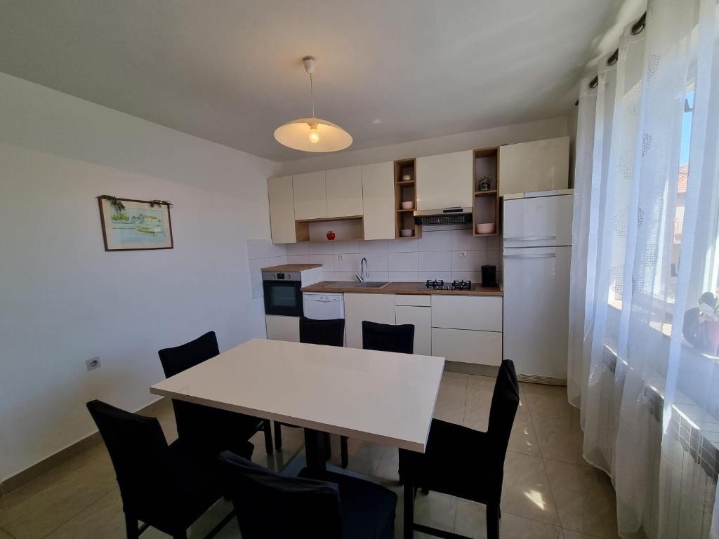 Kuchyň nebo kuchyňský kout v ubytování Apartments Ivana