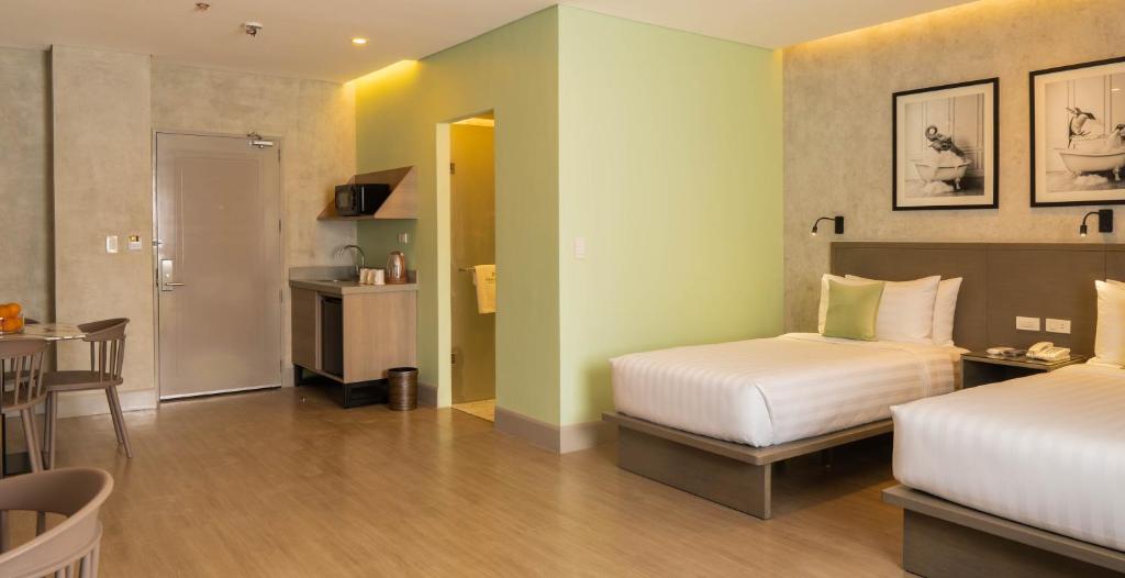 Postel nebo postele na pokoji v ubytování Primeway Suites Cebu