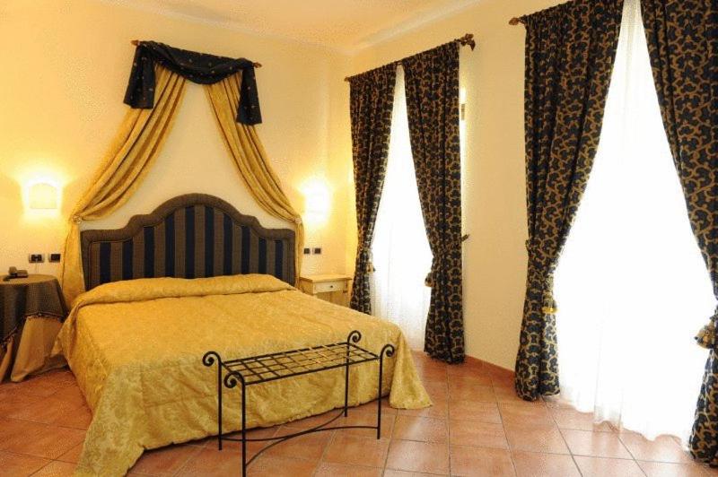 Postel nebo postele na pokoji v ubytování Hotel Urbano V