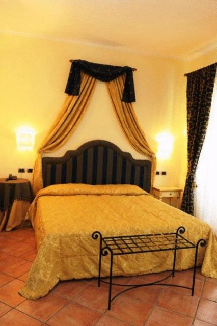 Postel nebo postele na pokoji v ubytování Hotel Urbano V