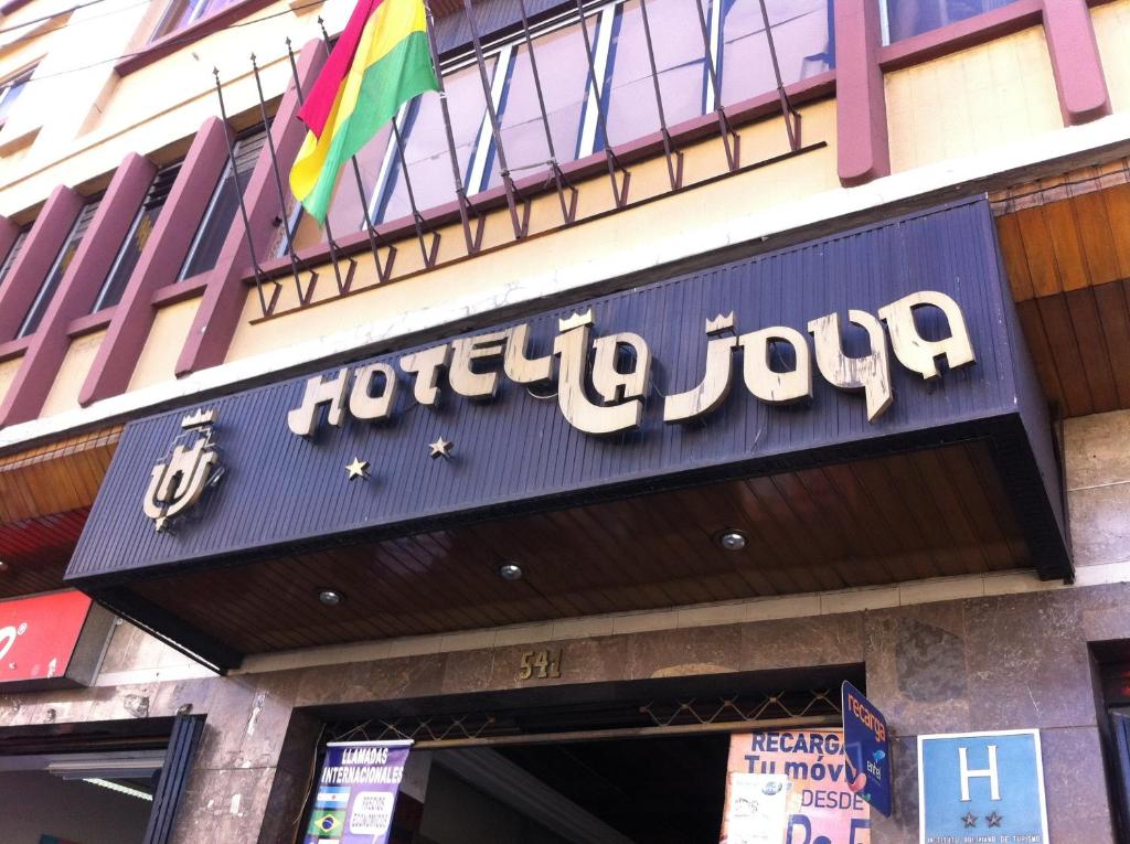 een hoteljoko bord aan de zijkant van een gebouw bij Hotel La Joya in La Paz