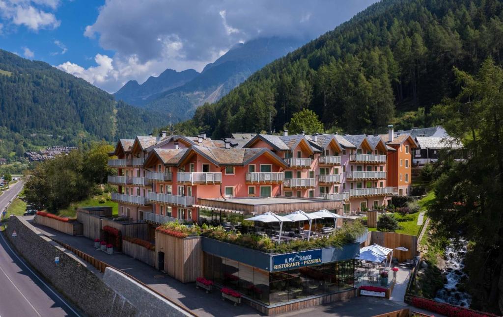 una vista aerea di un resort in montagna di Residence Adamello Resort a Ponte di Legno