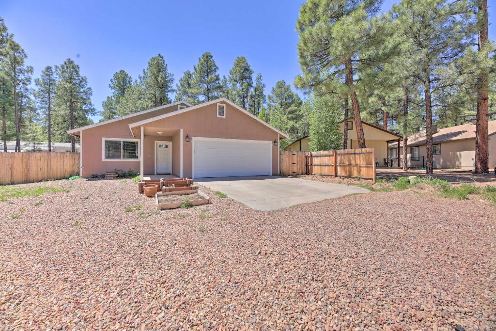 Show Low Escape Less Than 1 Mi to Parks and Golfing!