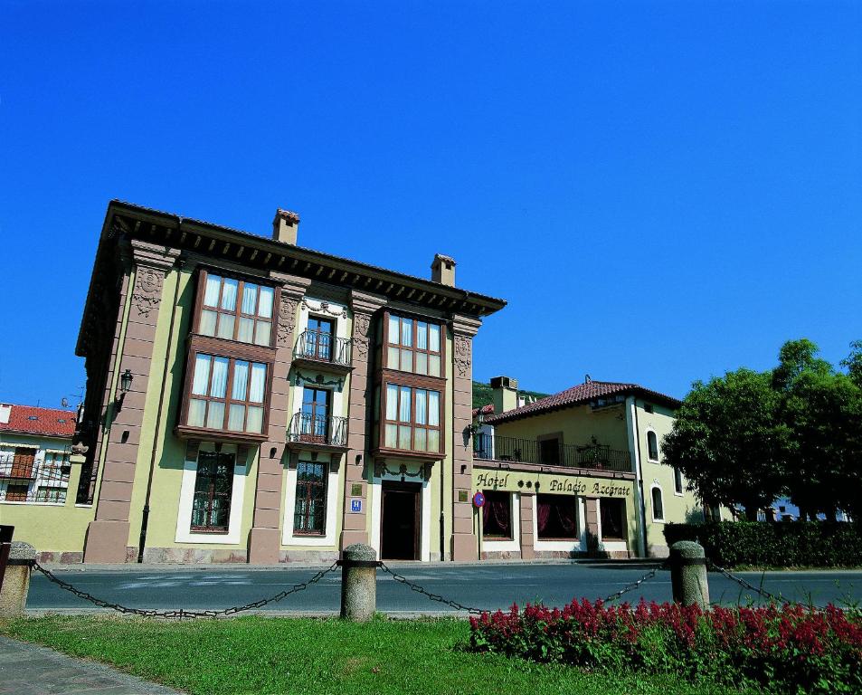 un bâtiment avec une clôture devant lui dans l'établissement Palacio Azcárate Hotel, à Ezcaray