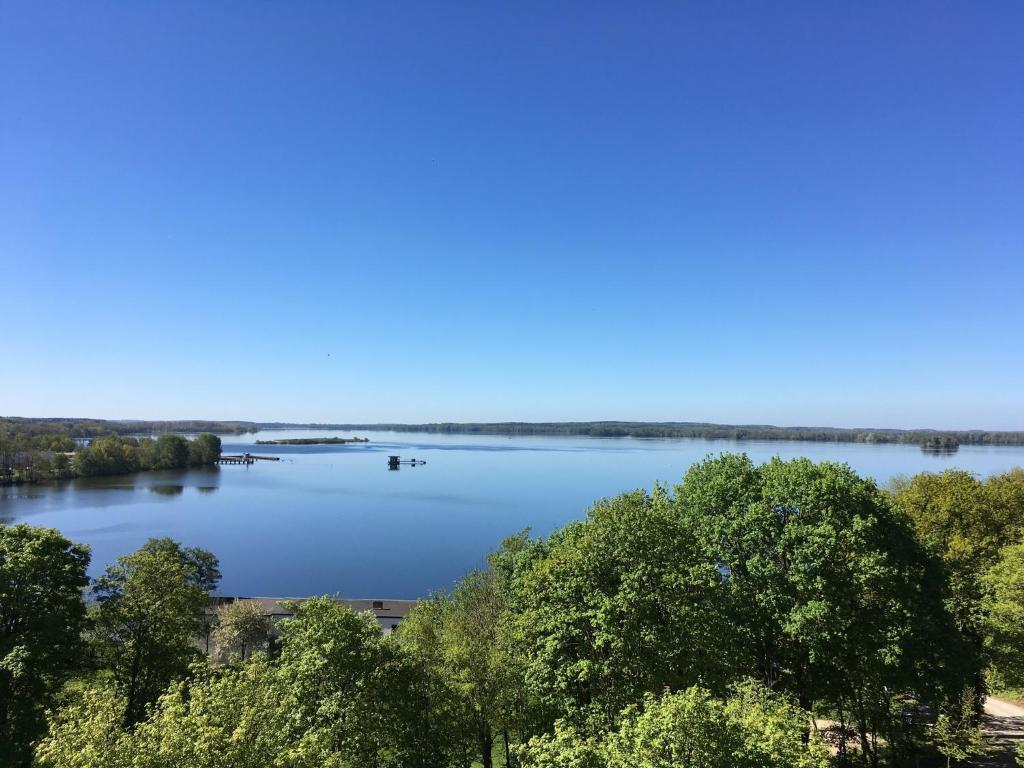 プレーンにあるDeluxe Quartier am Plöner See - Hallenbad kostenlosの水上のボートが流れる川の景色