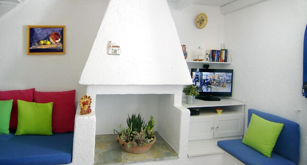 Televízia a/alebo spoločenská miestnosť v ubytovaní Karavostassi - The Stonehouse