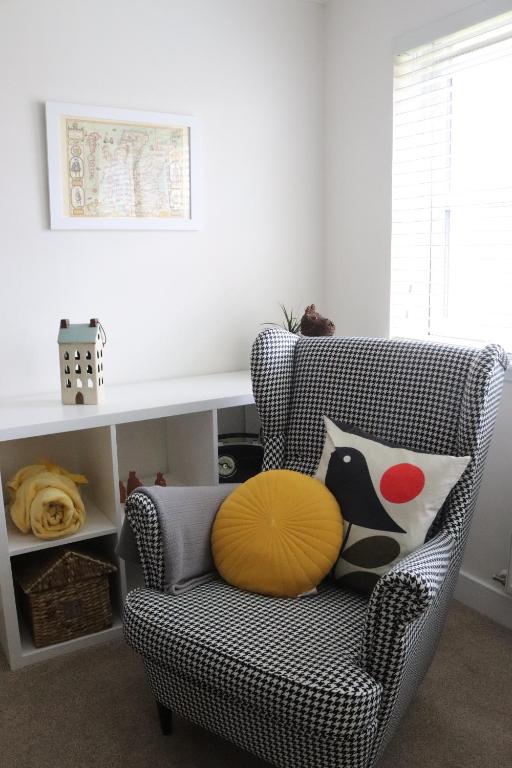 ein Wohnzimmer mit einem Stuhl und einem Kissen darauf in der Unterkunft The Lookout in Cellardyke