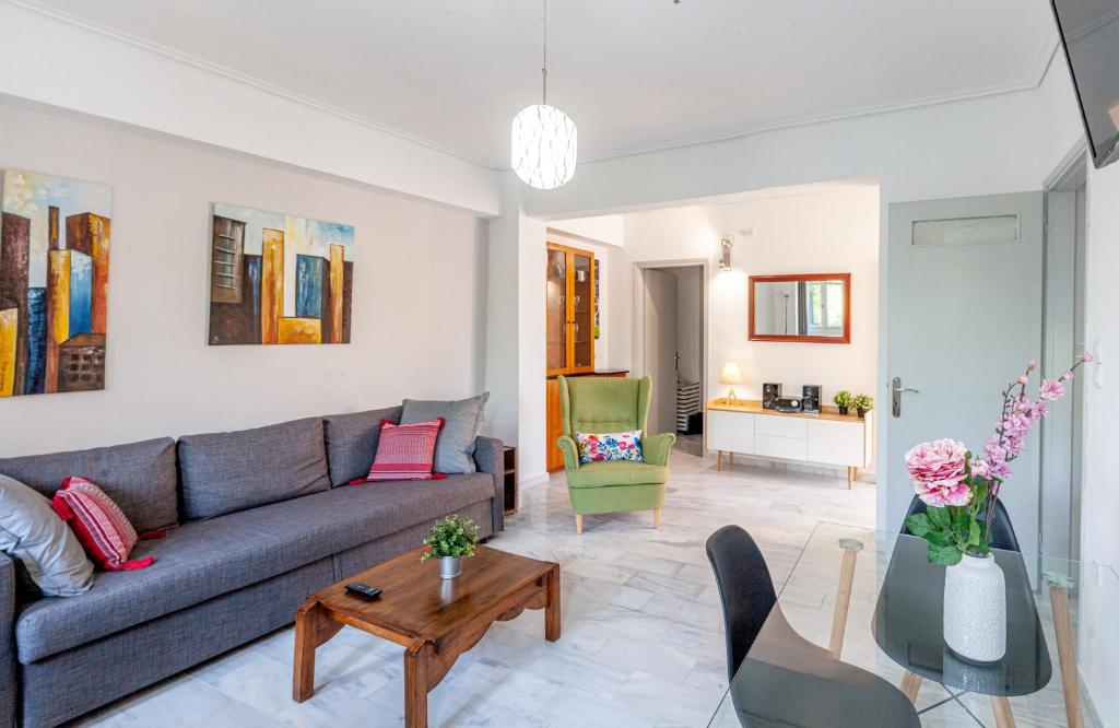uma sala de estar com um sofá e uma mesa em Sunny apartment on the 2nd floor in bohemian Psiri in Athens' historic center-In Vivo Apartments em Atenas