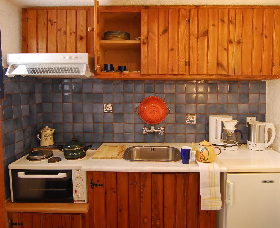 Kuchyňa alebo kuchynka v ubytovaní Karavostassi - The Stonehouse