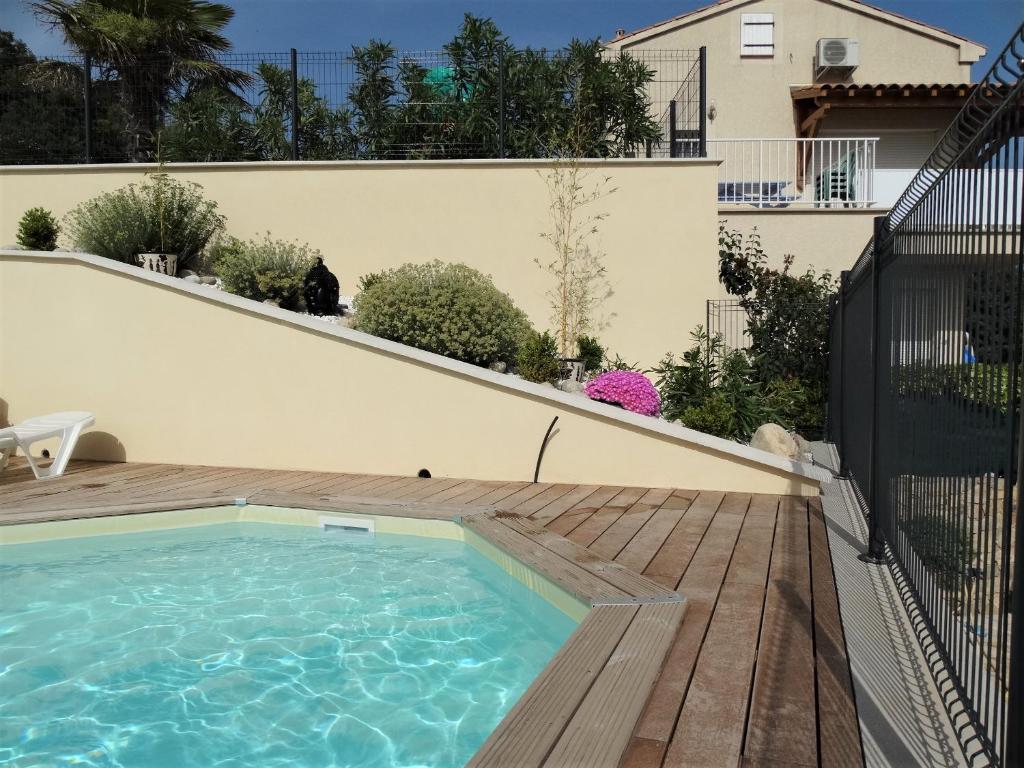 Bazén v ubytování Gîtes Sassone, vue panoramique sur Ajaccio et la mer nebo v jeho okolí