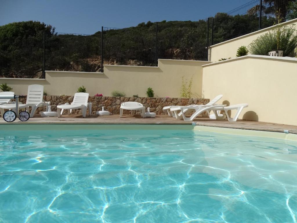 Bazén v ubytování Gîtes Sassone, vue panoramique sur Ajaccio et la mer nebo v jeho okolí