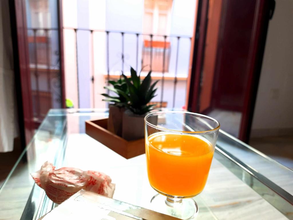 Nápoje v ubytování Lovely Center Apartments Seville - Sunny Balcony Alfalf