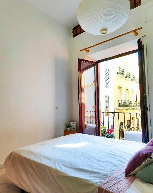 Postel nebo postele na pokoji v ubytování Lovely Center Apartments Seville - Sunny Balcony Alfalf