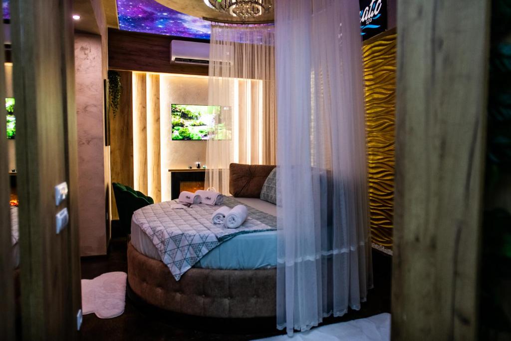 une chambre avec un lit avec deux animaux en peluche dessus dans l'établissement Adriatic Spa, à Novi Sad