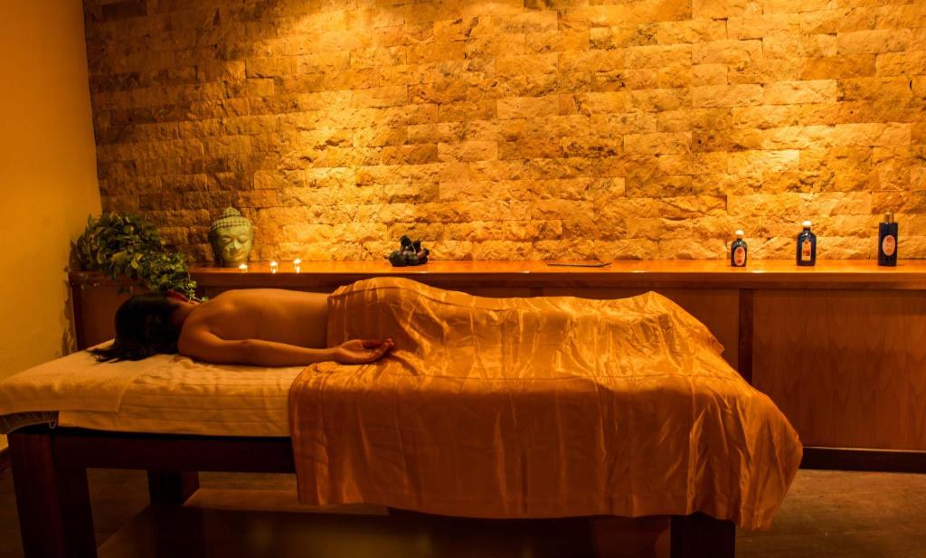 A bed or beds in a room at Los Angeles Hotel & Spa