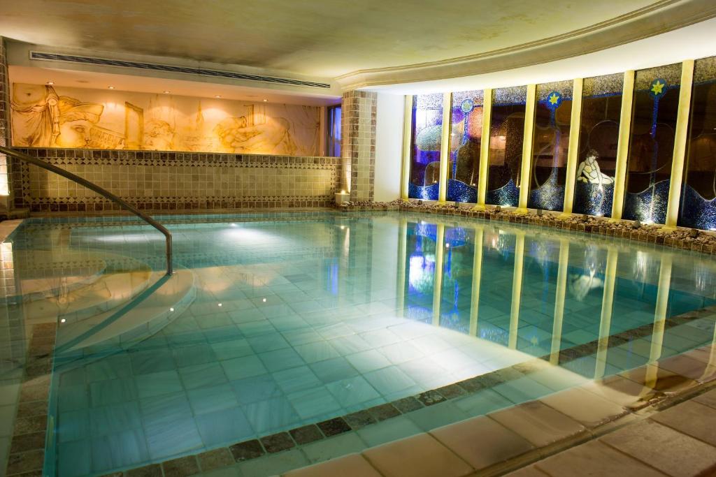 The swimming pool at or close to Los Angeles Hotel & Spa