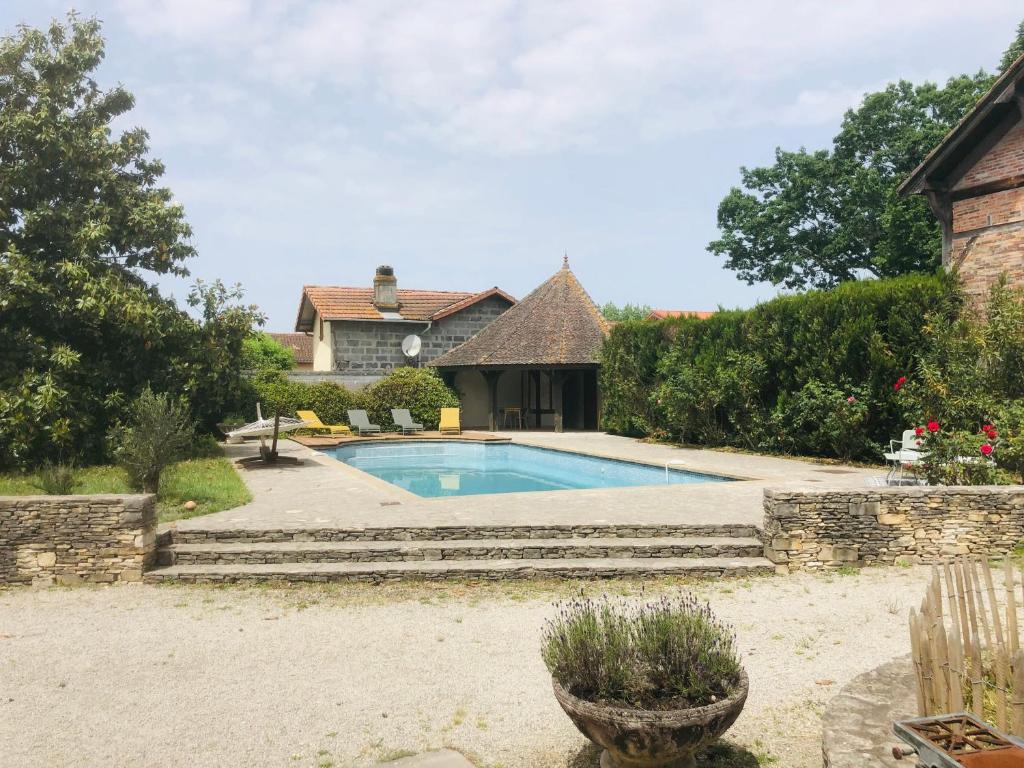 uma piscina em frente a uma casa em Villa Eva des landes em Rion-des-Landes