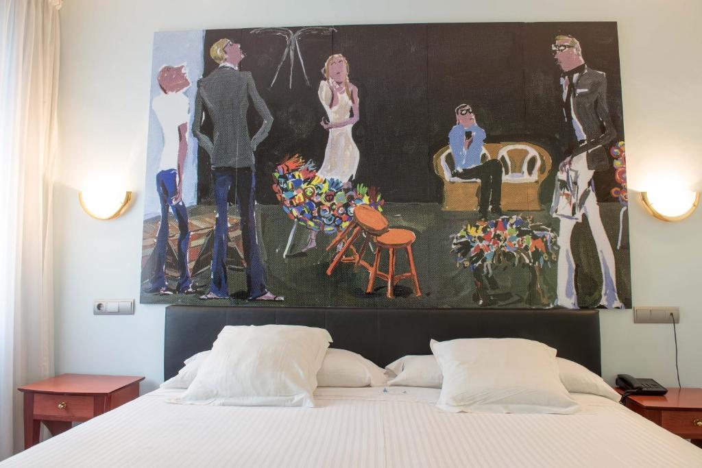 A bed or beds in a room at Los Angeles Hotel & Spa