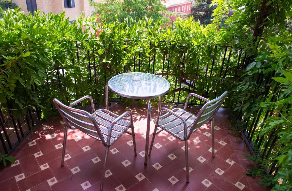 A garden outside Los Angeles Hotel & Spa