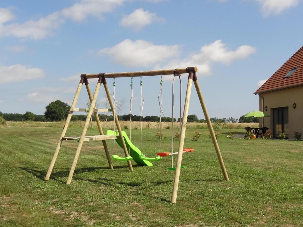 Detský kútik v ubytovaní Gîte rénové avec terrasse, poêle à bois et Wifi à Chapeau - FR-1-489-79