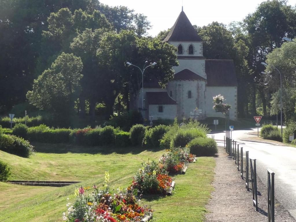 Vonkajšia záhrada v ubytovaní Gîte rénové avec terrasse, poêle à bois et Wifi à Chapeau - FR-1-489-79