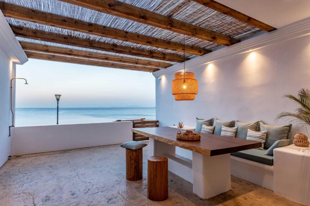 Euphoria Suites and Spa في كاردامينا: غرفة طعام مطلة على المحيط
