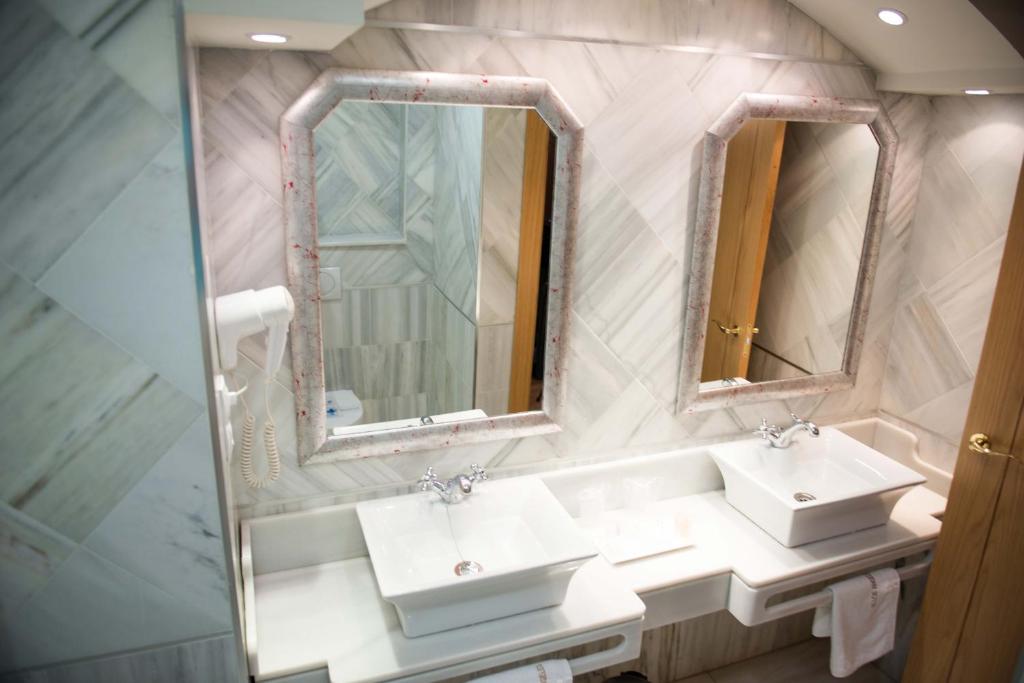 A bathroom at Los Angeles Hotel & Spa