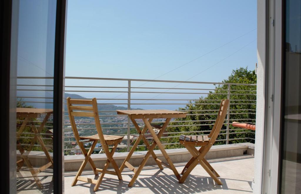 un tavolo e sedie su un balcone con vista di Le 2 Baie di Sestri Levante a Sestri Levante