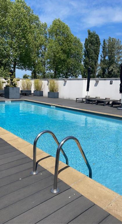 Bazén v ubytování Golden Tulip Roissy Saint Witz nebo v jeho okolí