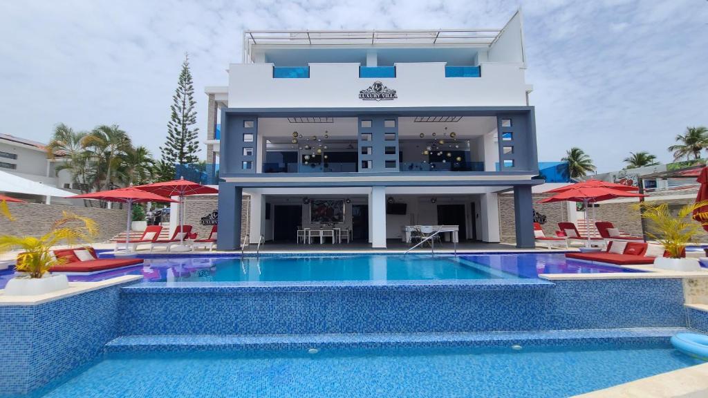 une villa avec une piscine en face d'une maison dans l'établissement Villa Luxury - Finest luxury villa in Sosua & Puerto Plata, à Juan de Nina Muñoz
