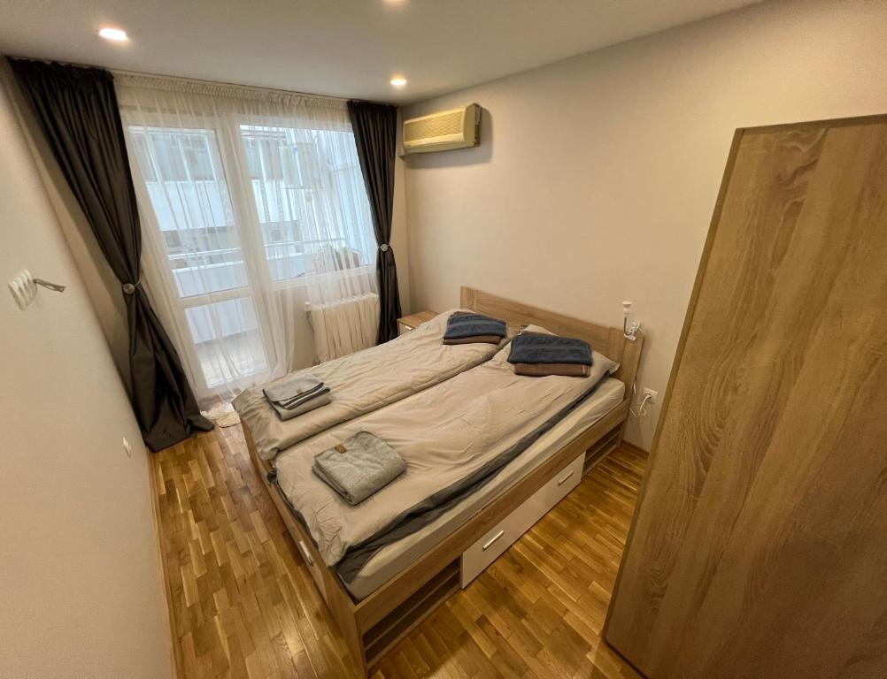Апартамент ХАЙ / HAY Apartment tesisinde bir odada yatak veya yataklar