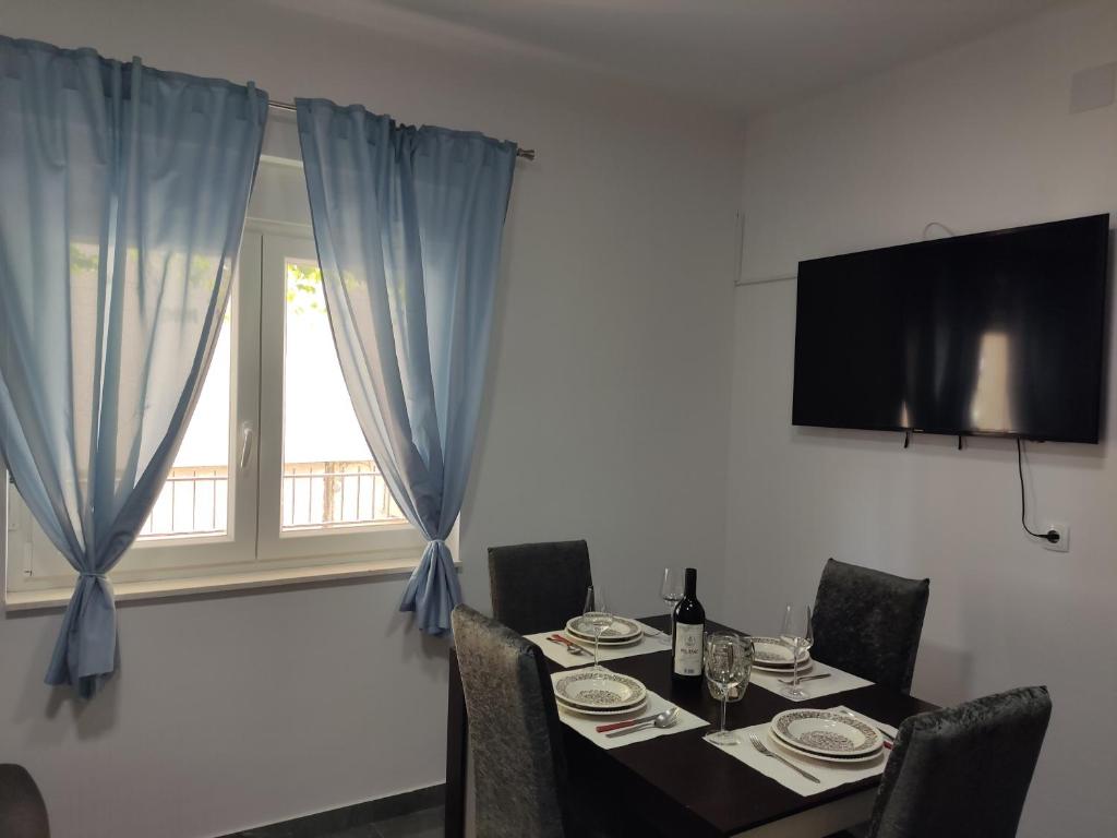 TV a/nebo společenská místnost v ubytování Apartman Lu