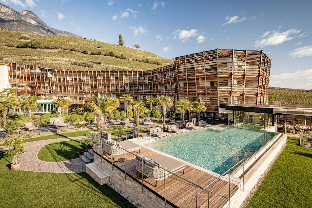 una vista exterior de un complejo con piscina en Lake Spa Hotel SEELEITEN en Caldaro