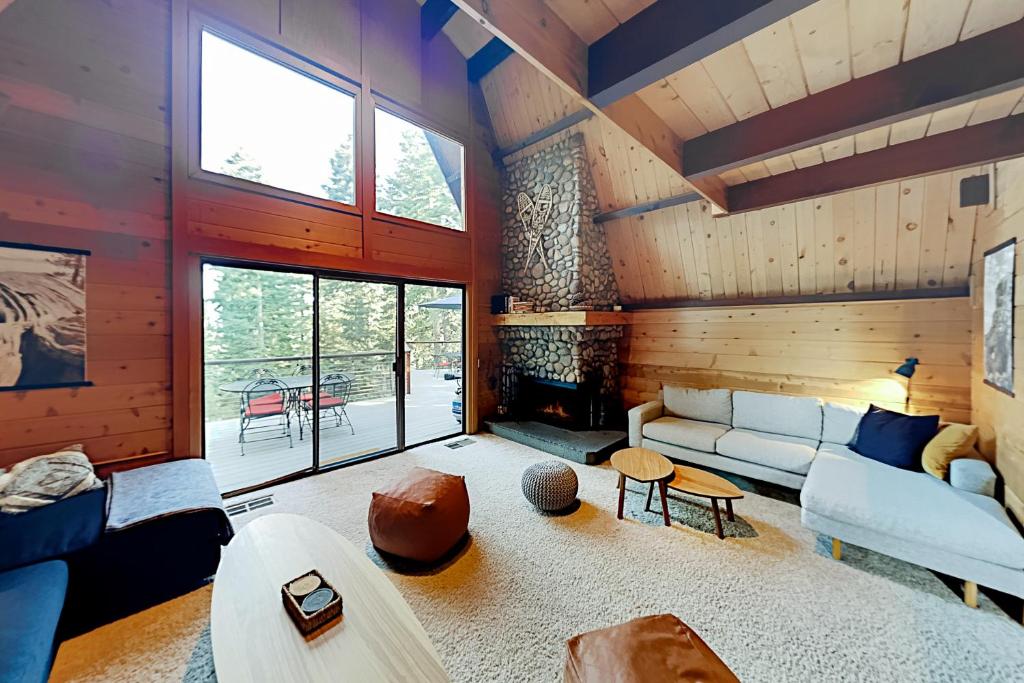 ein Wohnzimmer mit einem Sofa und einem Kamin in der Unterkunft Sky Way Adventure in Tahoe City