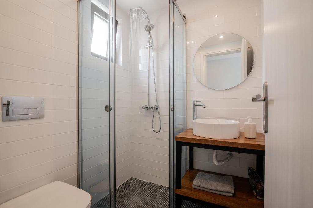 A bathroom at Bright & elegant loft suite in the city center