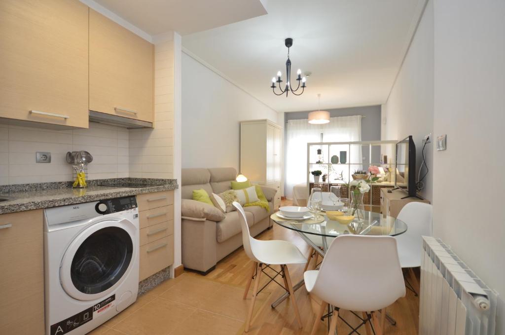 a kitchen and living room with a table and chairs at Apartamento zona exclusiva garaje gratis y Netflix in Vigo