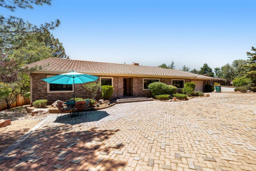 a house with an umbrella and a patio at Four Queens in Chapel in Sedona