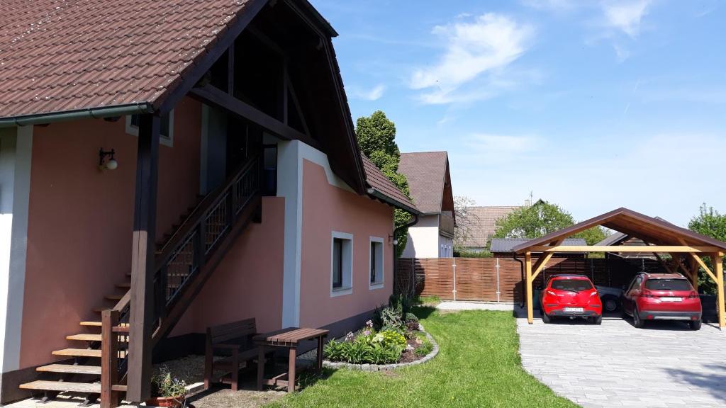 dom z dwoma samochodami zaparkowanymi na parkingu w obiekcie Ubytování u rybníka Svět w mieście Domanín