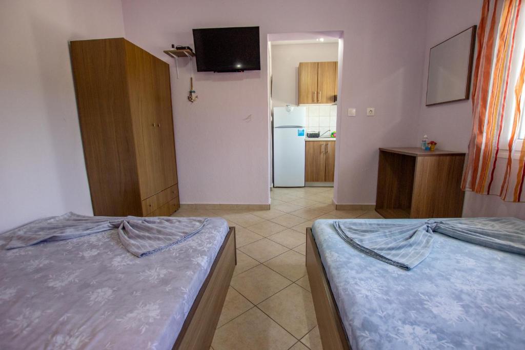 A bed or beds in a room at Vordos Rooms