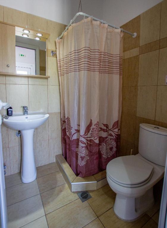 A bathroom at Vordos Rooms