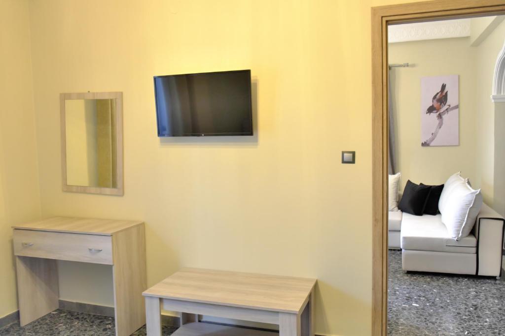 TV a/nebo společenská místnost v ubytování Giovana's pool house